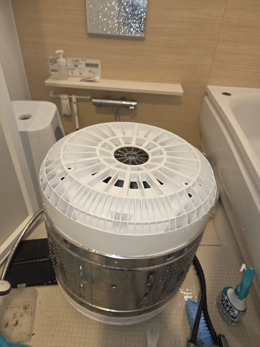 分解作業中の洗濯機外槽