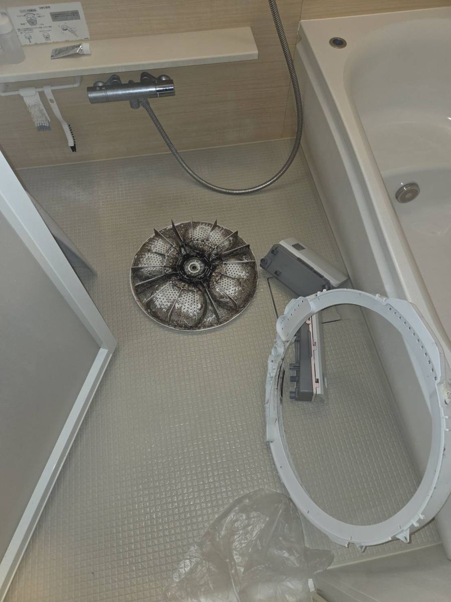 洗浄前の真っ黒に汚れた回転羽根